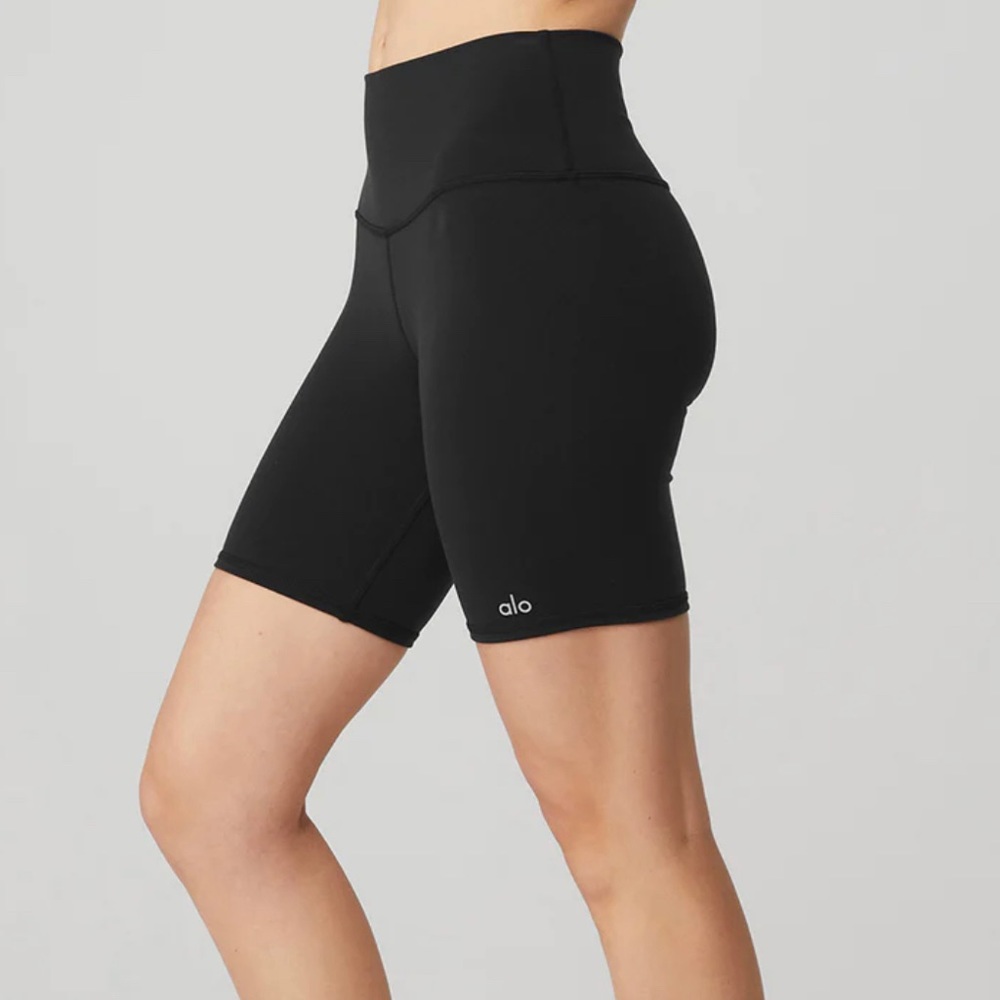 Size small Alo 7” bike shorts, black nwot worn only to try on. Too big for me.